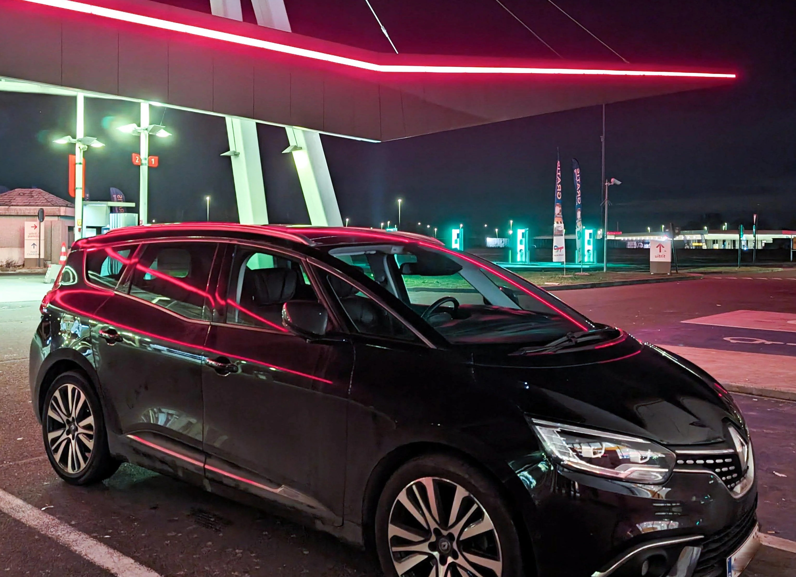 Этот старый Renault оказался надёжнее большинства современных автомобилей