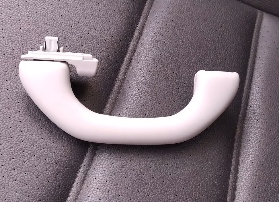 Снятие и установка ручек потолка салона Renault Logan II