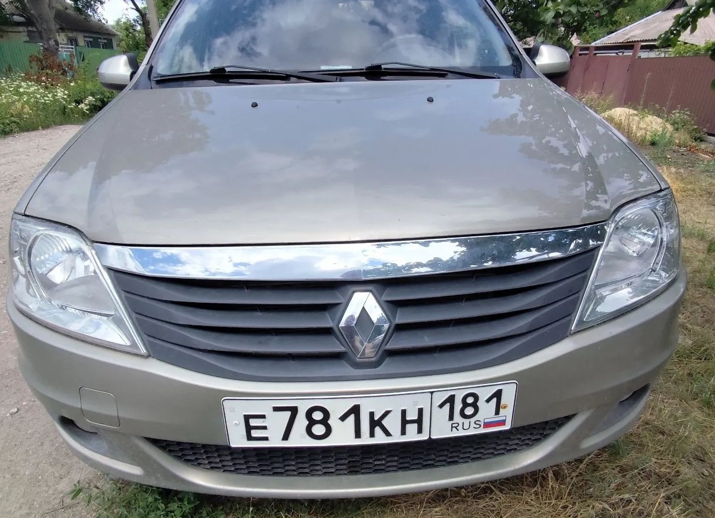 Renault Logan 2010 года,в прекрасном состоянии, пробег 100, двигатель 1.6 салон не прокурен,чистенький